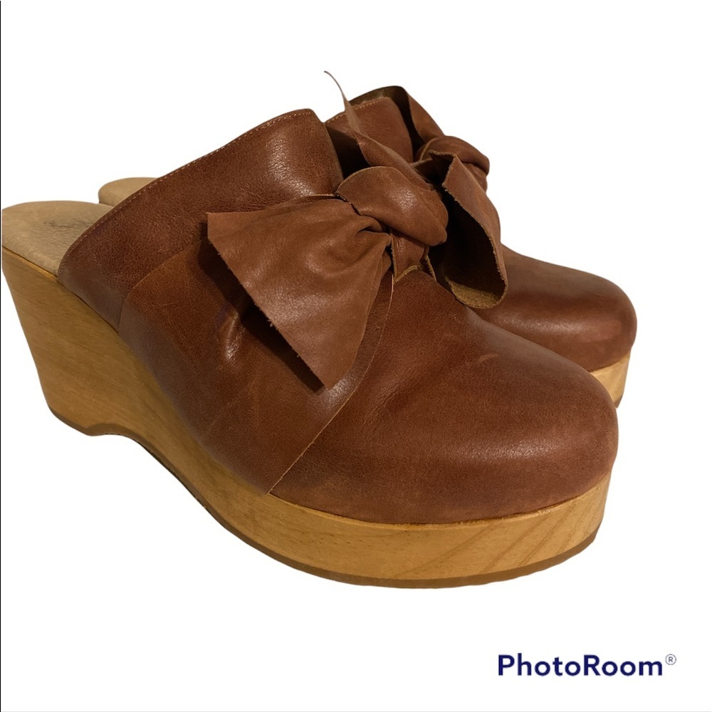 FREE PEOPLE BOWED SOFT LEATHER CLOGS WITH NATURAL DISTRESSING THROUGHOUT SZ-8